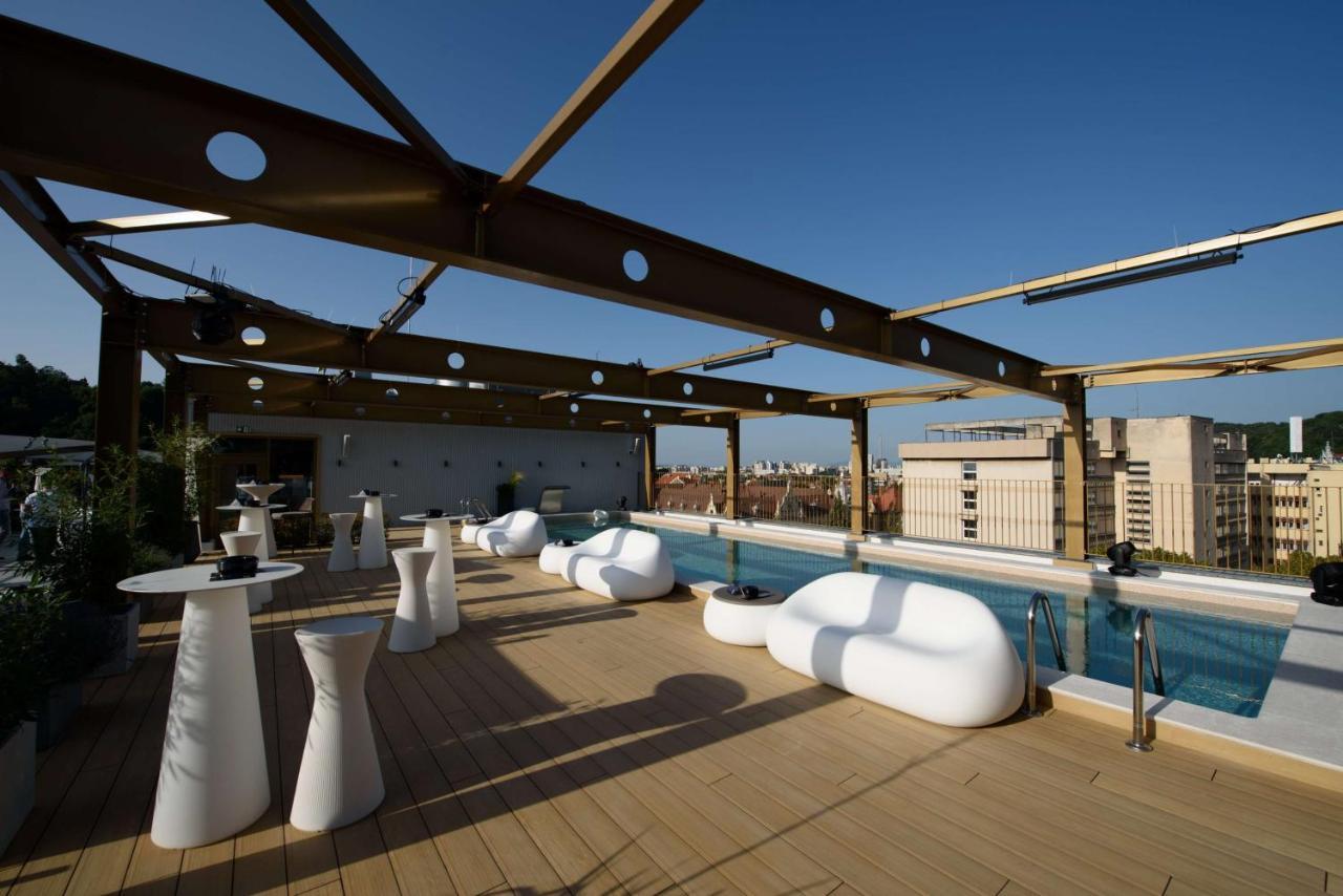 Radisson Blu Aurum Hotel, Brassó Kültér fotó The rooftop pool at the Hotel