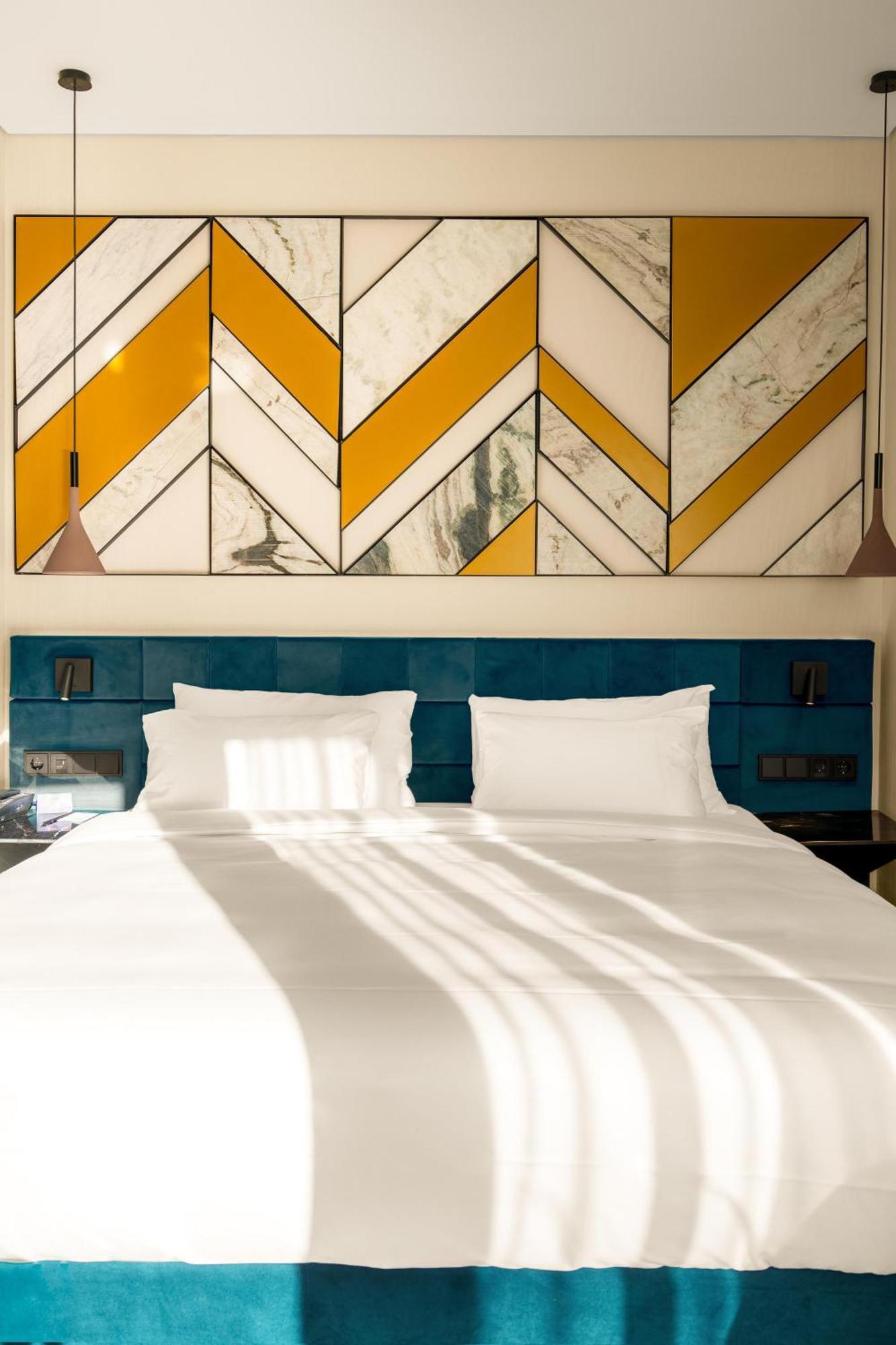 Radisson Blu Aurum Hotel, Brassó Kültér fotó A bed with two pillows