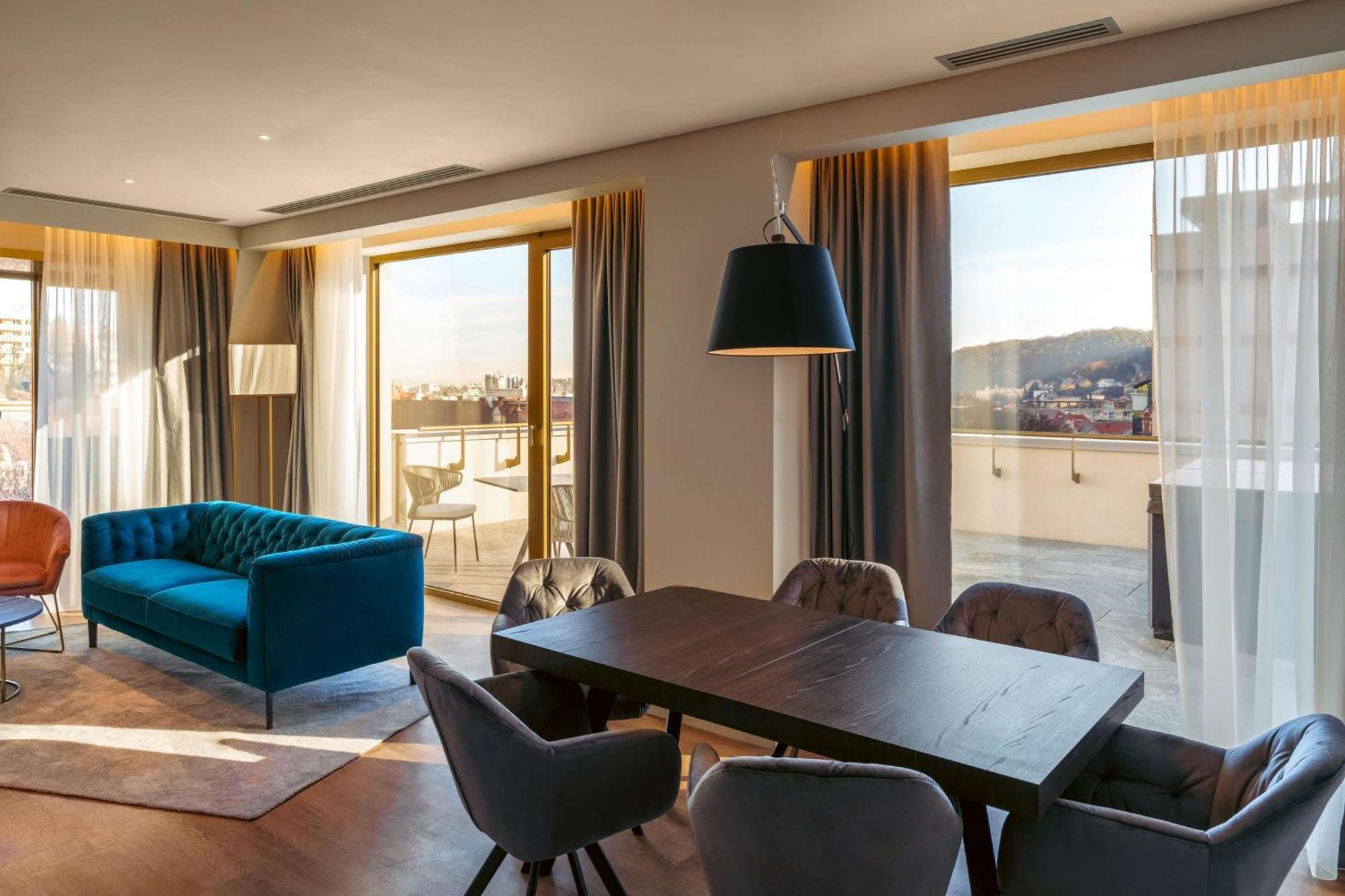 Radisson Blu Aurum Hotel, Brassó Kültér fotó Suite at the Hotel